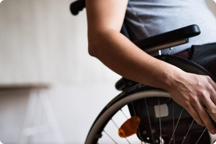 Pour les personnes à mobilité réduite : permet un mouvement indépendant et facilite les déplacements pour les tâches et les courses quotidiennes.