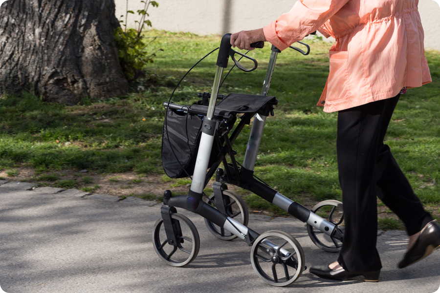 Patients en réadaptation : convient aux patients en période de récupération postopératoire et aux patients atteints de maladies chroniques, offrant une expérience de mobilité douce et confortable.